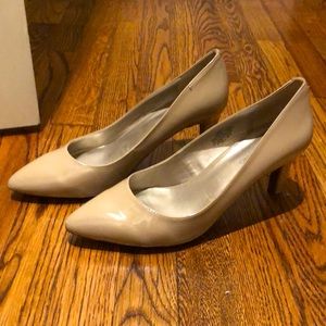 Bandolino nude pointed toe heels